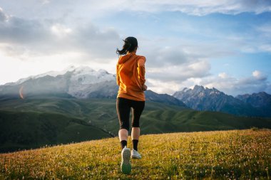 Yüksek rakımlı çayırlarda koşan bir patika koşucusu