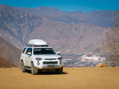 Tibet, Çin - 02 Aralık 2024: Toyota 4RUNNER TRD Yüksek irtifa dağları, Tibet, Çin