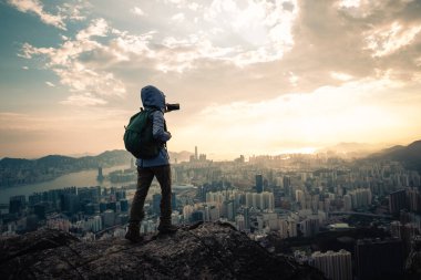Başarılı kadın yürüyüşçü, Hong Kong 'da akıllı telefonuyla selfie çekiyor.