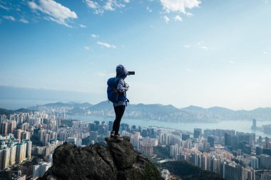 Başarılı kadın yürüyüşçü, Hong Kong 'da akıllı telefonuyla selfie çekiyor.