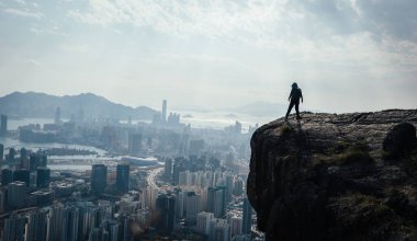 Hong Kong 'da dağ yamacına tırmanan bir gezgin.