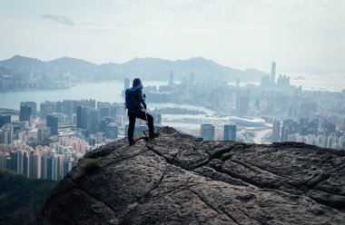 Hong Kong 'da dağ yamacına tırmanan bir gezgin.