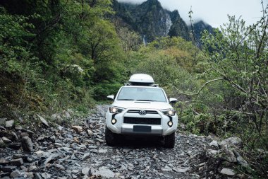 Sichuan, Çin - Haziran 04, 2025: Toyota 4runner yüksek irtifada dağın zirvesinde