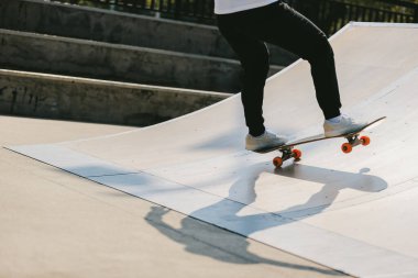 Kaykaycının kaykay çekimini şehirdeki kaykay parkında yaptık.