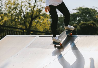 Kaykaycının kaykay çekimini şehirdeki kaykay parkında yaptık.