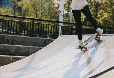 Kaykaycının kaykay çekimini şehirdeki kaykay parkında yaptık.