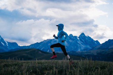 Otlakta koşan fitness kadın patika koşucusu