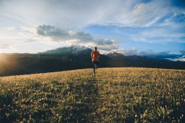 Yüksek rakımlı çayırlarda koşan bir patika koşucusu