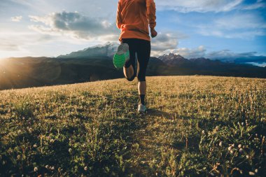 Yüksek rakımlı çayırlarda koşan bir patika koşucusu