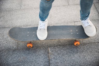 Şehirde kaykaycı görüntüsü var.