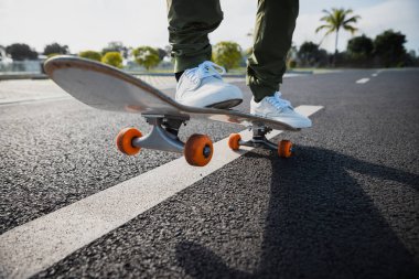 Kaykaycının şehirde kaykay yaparken çekilmiş görüntüsü.