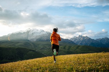 Yüksek rakımlı çayırlarda koşan bir patika koşucusu