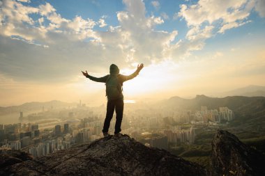 Hong Kong 'da dağın tepesinde başarılı bir kadın yürüyüşçü.