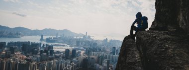 Başarılı kadın yürüyüşçü, Hong Kong 'da akıllı telefonuyla selfie çekiyor.