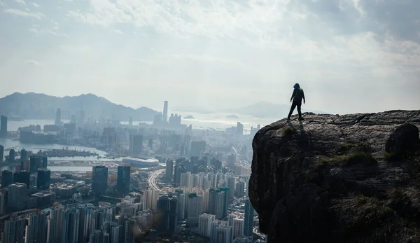 Hong Kong 'da dağ yamacına tırmanan bir gezgin.