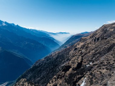 Güzel yüksek irtifa manzarası. Karla kaplı dağlar ve kışın çayır manzarası, Çin.
