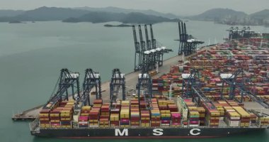 Shenzhen, Çin - 18 Mart 2025: Uluslararası Yantian konteyner terminalinin hava görüntüleri