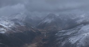 Karla kaplı güzel yüksek irtifa dağlarının hava görüntüleri.