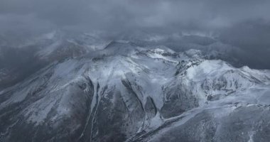 Karla kaplı güzel yüksek irtifa dağlarının hava görüntüleri.