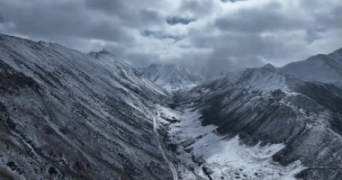 Karla kaplı güzel yüksek irtifa dağlarının hava görüntüleri.