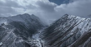 Karla kaplı güzel yüksek irtifa dağlarının hava görüntüleri.