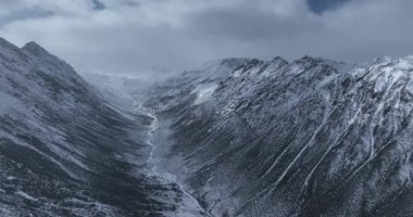 Karla kaplı güzel yüksek irtifa dağlarının hava görüntüleri.