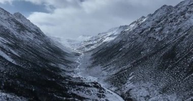 Karla kaplı güzel yüksek irtifa dağlarının hava görüntüleri.