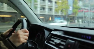 Direksiyonda elleri olan biri.