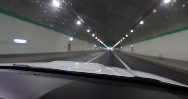 Araba yeraltı tünelinde ışıklarla ilerliyor, Chongqing şehri, Çin