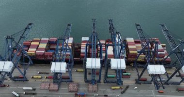 Shenzhen, Çin - 18 Mart 2025: Uluslararası Yantian konteyner terminalinin hava görüntüleri