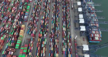 Shenzhen, Çin - 18 Mart 2025: Uluslararası Yantian konteyner terminalinin hava görüntüleri