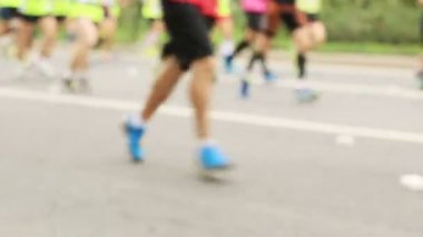Şehir yolunda maraton koşucuları.