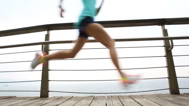 Gambe femminili che corrono sul lungomare — Video Stock