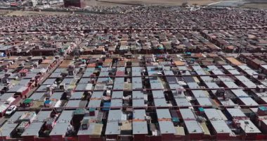 Yoğun dolu çatı ve yapıların havadan görüntüsü