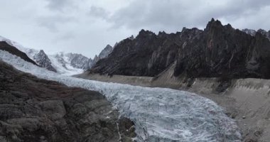 Buzul ve kar kaplı dağlarda asılı güzel yüksek irtifa