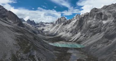 Tibet, Çin 'deki güzel kar örtülü dağların ve göl manzarasının hava görüntüleri.
