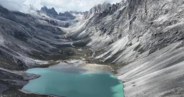 Tibet, Çin 'deki güzel kar örtülü dağların ve göl manzarasının hava görüntüleri.