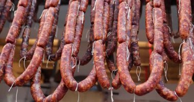 Geleneksel Çin Yeni Yıl Yemeği: Çin 'in Chengdu şehrinde kurutulmuş sosisler