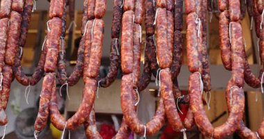 Geleneksel Çin Yeni Yıl Yemeği: Çin 'in Chengdu şehrinde kurutulmuş sosisler