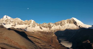 Tibet, Çin 'deki güzel kar örtülü dağların ve göl manzarasının hava görüntüleri.