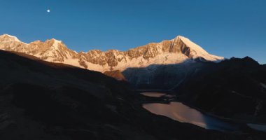 Tibet, Çin 'deki güzel kar örtülü dağların ve göl manzarasının hava görüntüleri.