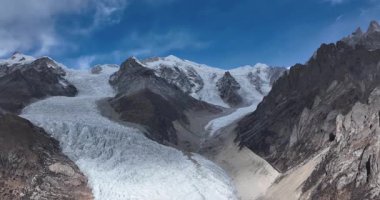 Buzul ve kar kaplı dağlarda asılı güzel yüksek irtifa