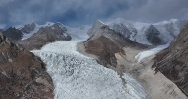 Buzul ve kar kaplı dağlarda asılı güzel yüksek irtifa