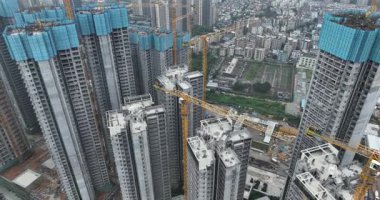 Shenzhen, Çin - 07 Nisan 2024: Çin 'in Şenzen şehrinde inşa halindeki modern apartman evlerinin hava görüntüleri