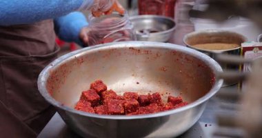 Metal kasede kırmızı baharat küpleri