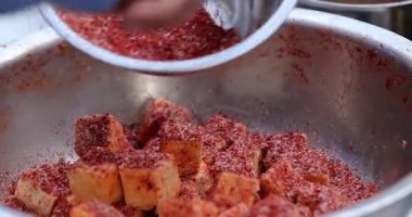 Doğranmış yiyecek küplerinin üzerine baharat serpiştirme