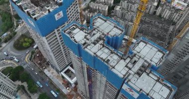 Yüksek katlı bina inşaat altında Vinçler ile