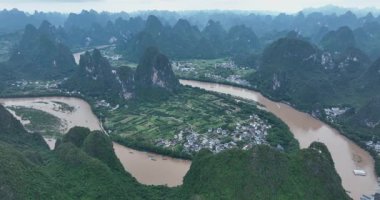 Dağların arasından akan nehrin havadan görünüşü