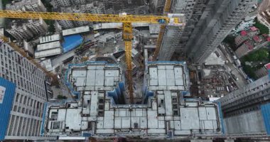 İnşaat alanının vinçli havadan görüntüsü