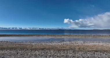 Sahil sahnesi berrak mavi gökyüzü